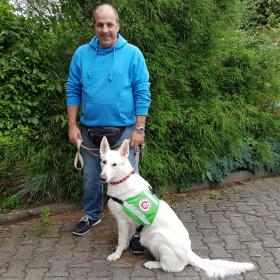 Kai mit Sweetie nach bestandener Prüfung mit neuer Kenndecke